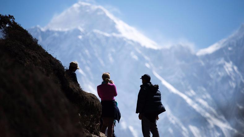 珠峰绝命产业链:花40万就能登顶,但不保活命